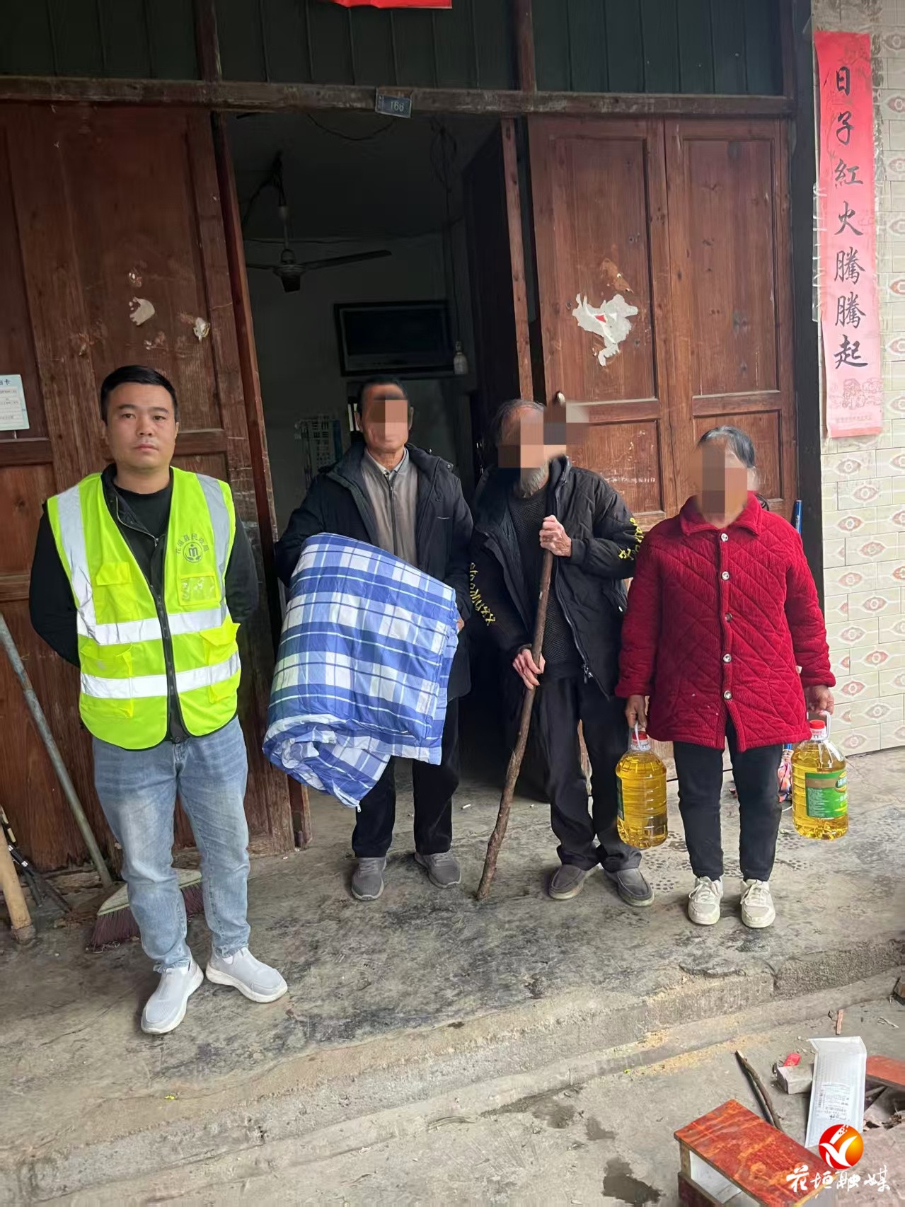 花垣县救助站紧急救助受伤拾荒老人