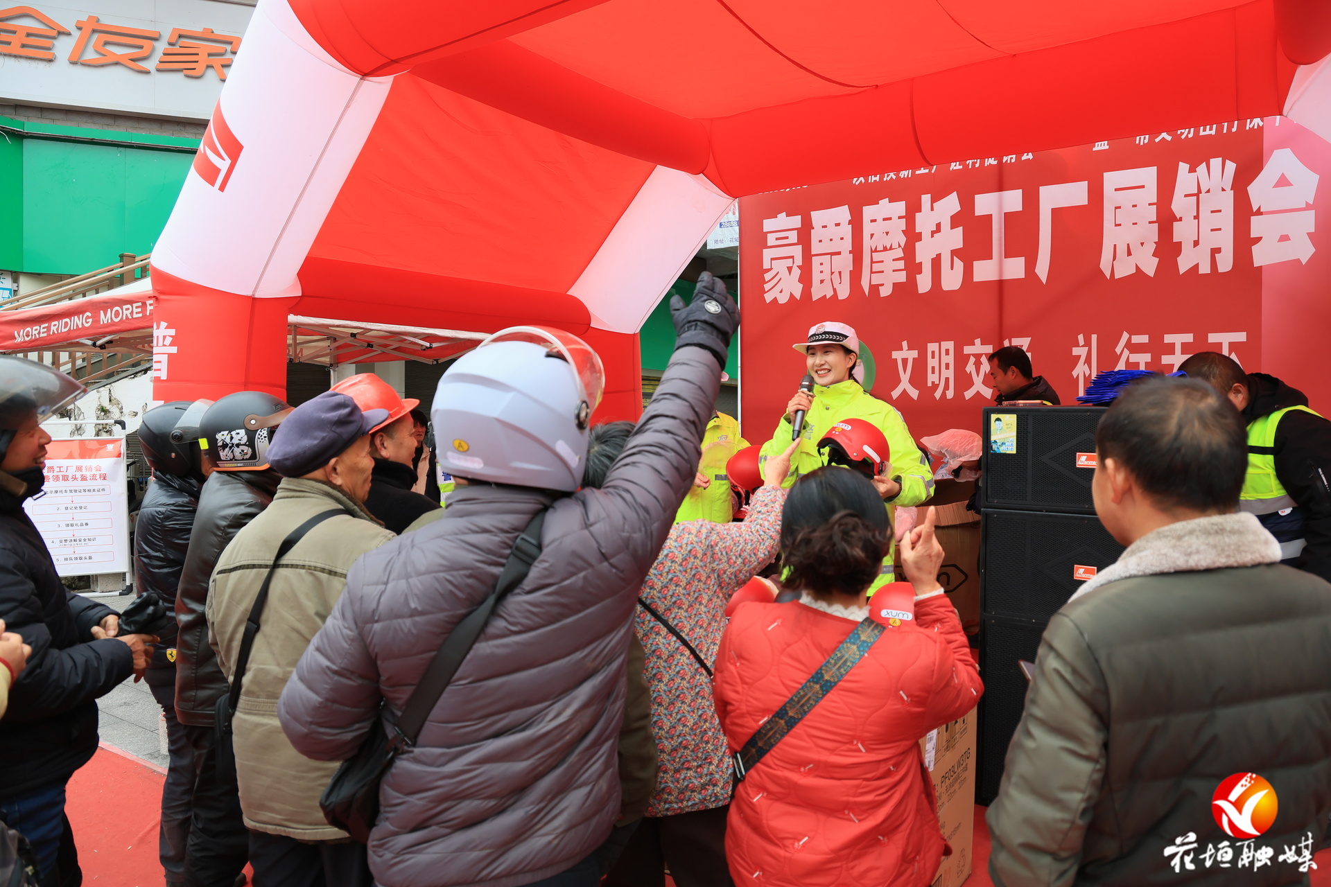 花垣公安交警联合爱心商户开展“全国交通安全日”主题宣传暨免费发放头盔活动