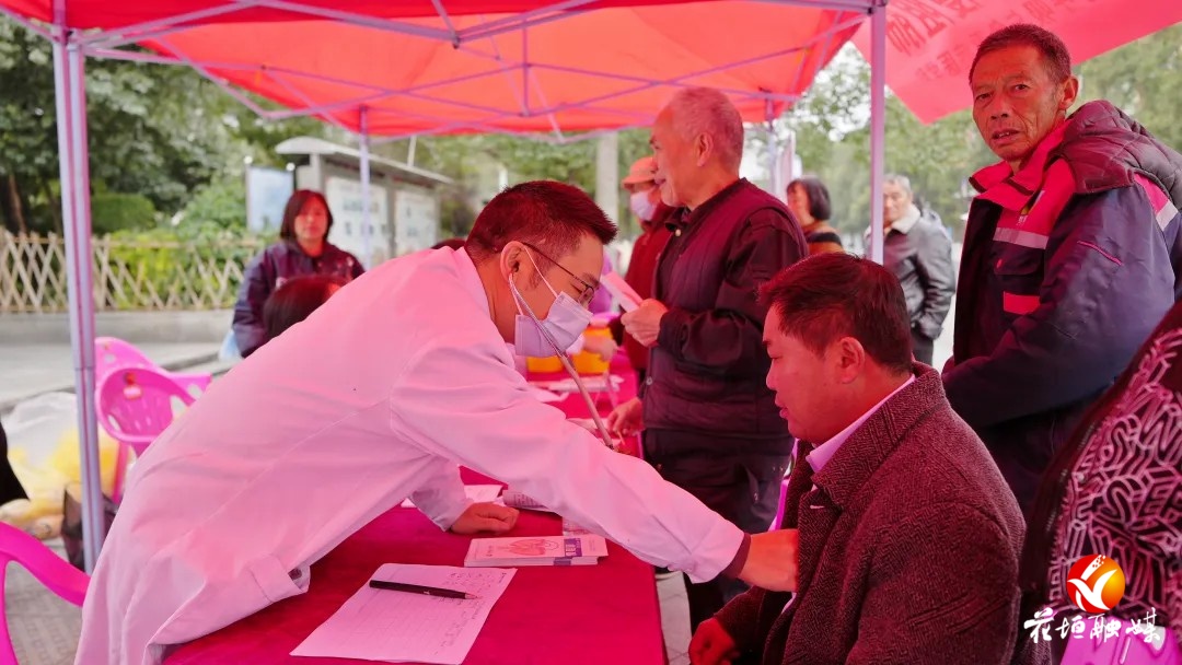 花垣县人民医院开展“世界慢阻肺日”“中国心梗救治日”联合义诊