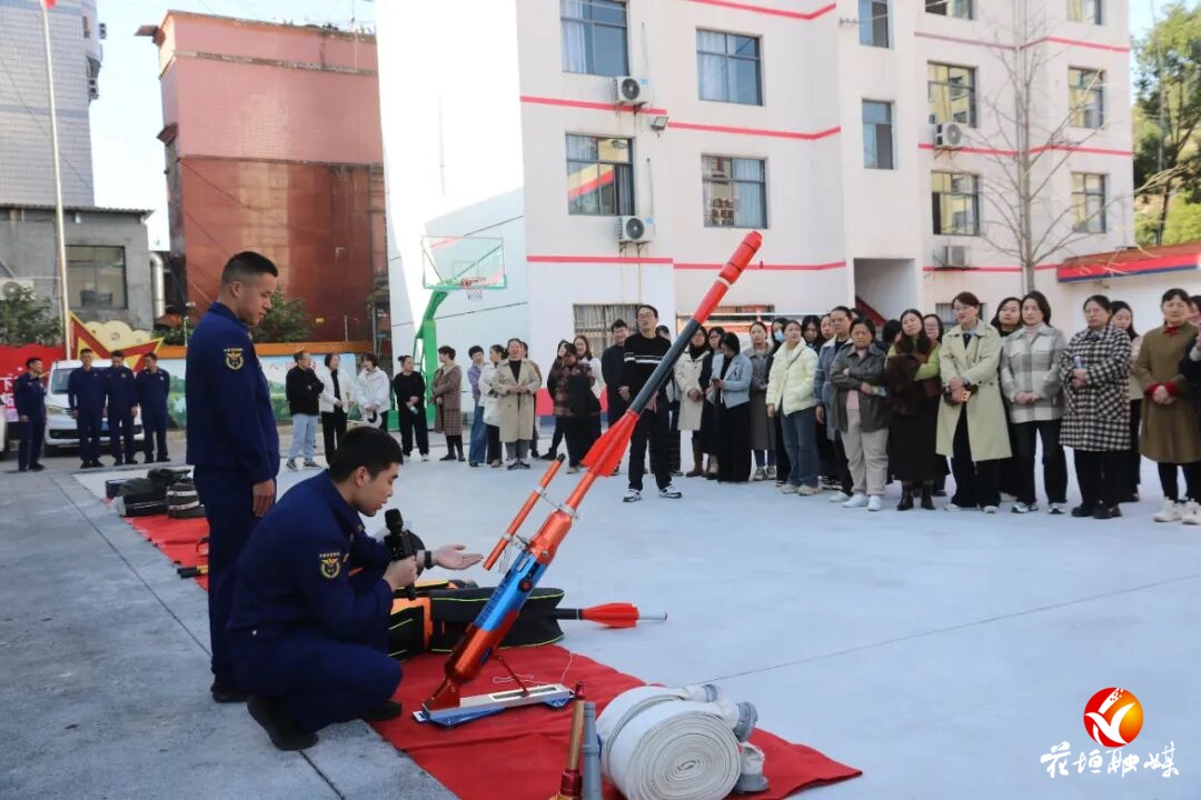 花垣县人民医院党员干部走进“火焰蓝”沉浸式学消防