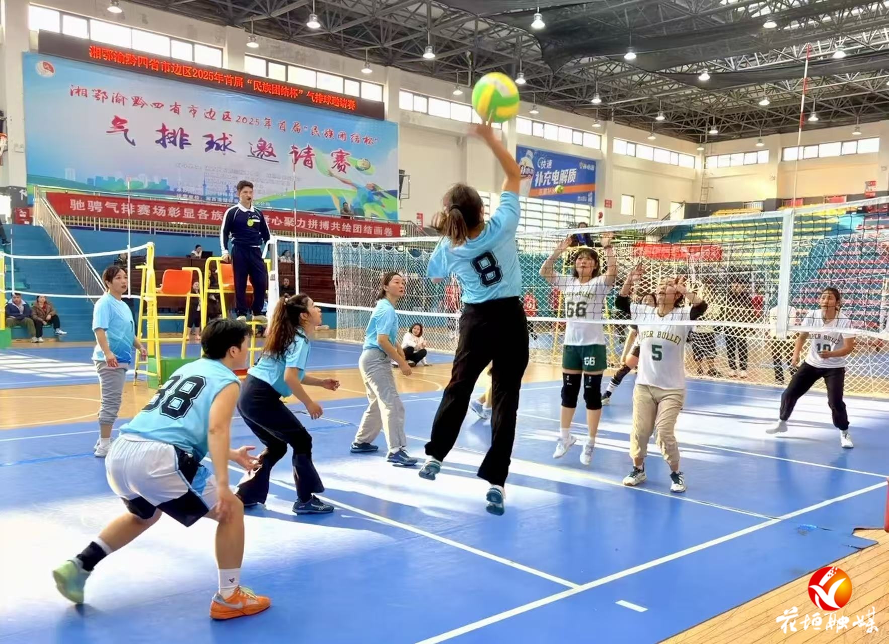 以球会友促交融！湘鄂渝黔四省市边区首届“民族团结杯”气排球邀请赛闭幕