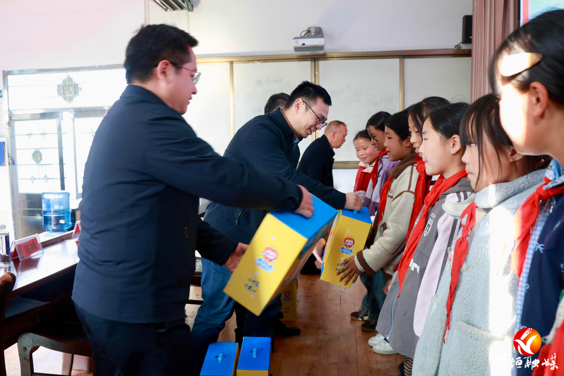 555个“科创包”点燃花垣学子科学梦