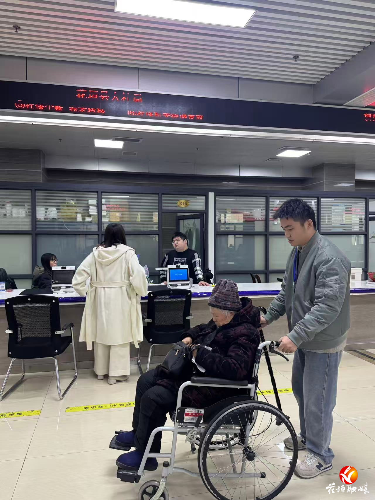 轮椅护送，五分钟办结！花垣“帮代办”精准服务特殊群体
