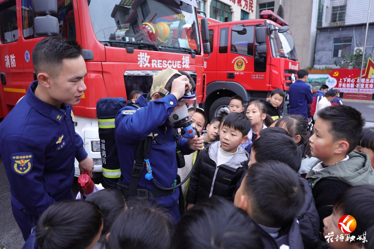 “红领巾”遇上“火焰蓝”：花垣少先队员探秘消防站，争当“安全小达人”