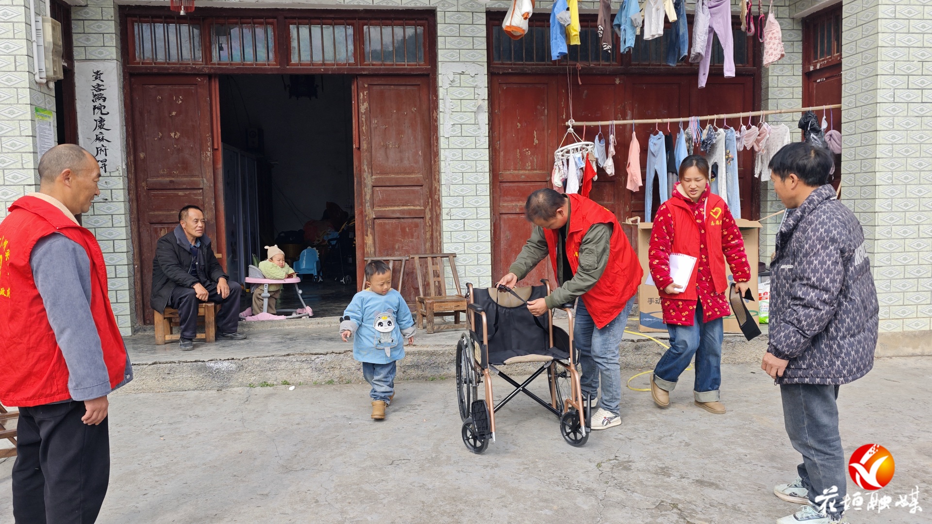雅酉镇：轮椅入户暖民心 精准服务解民忧