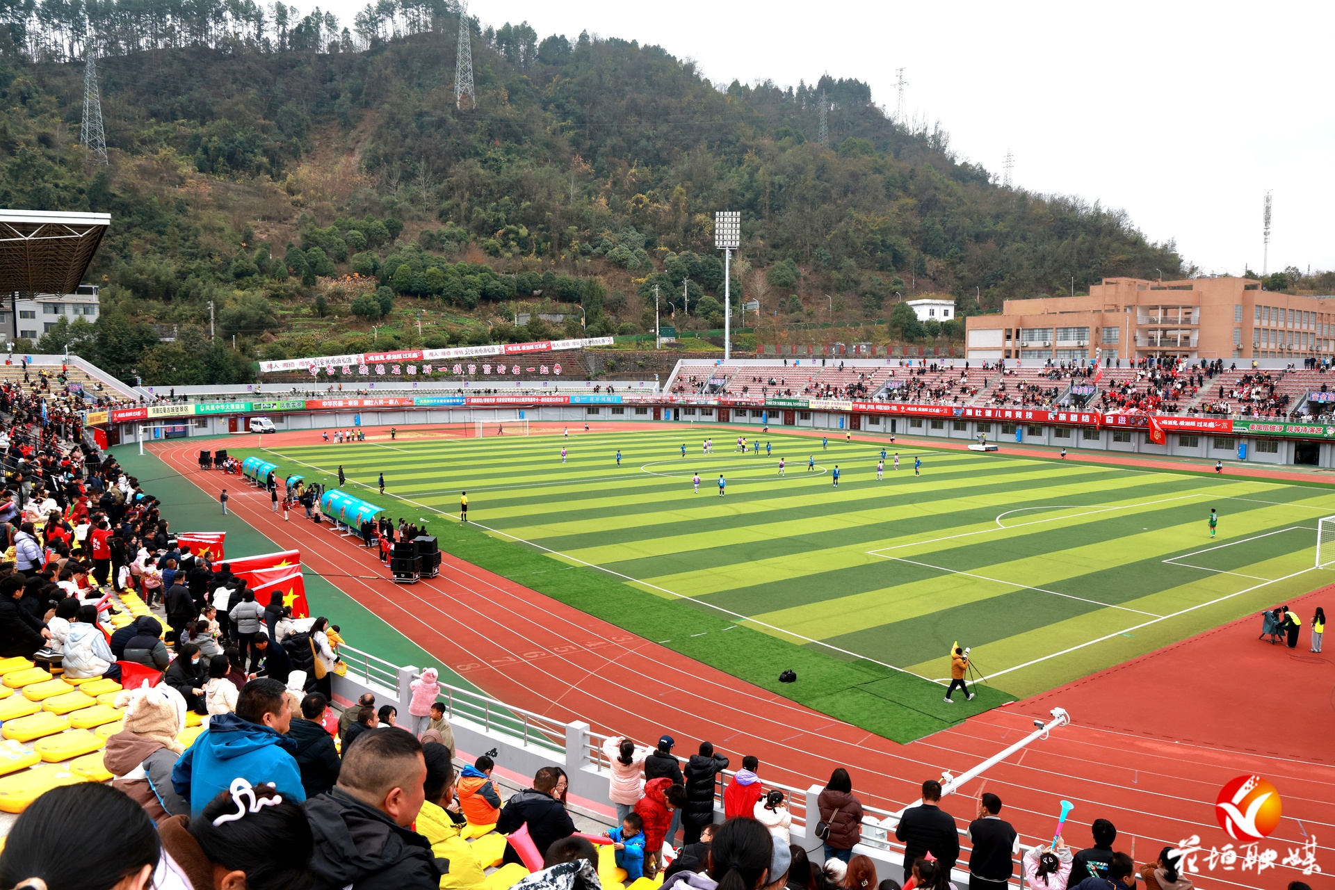 “姐妹村”足球队跨越千里赴赛，百余名十八洞村村民现场呐喊助威