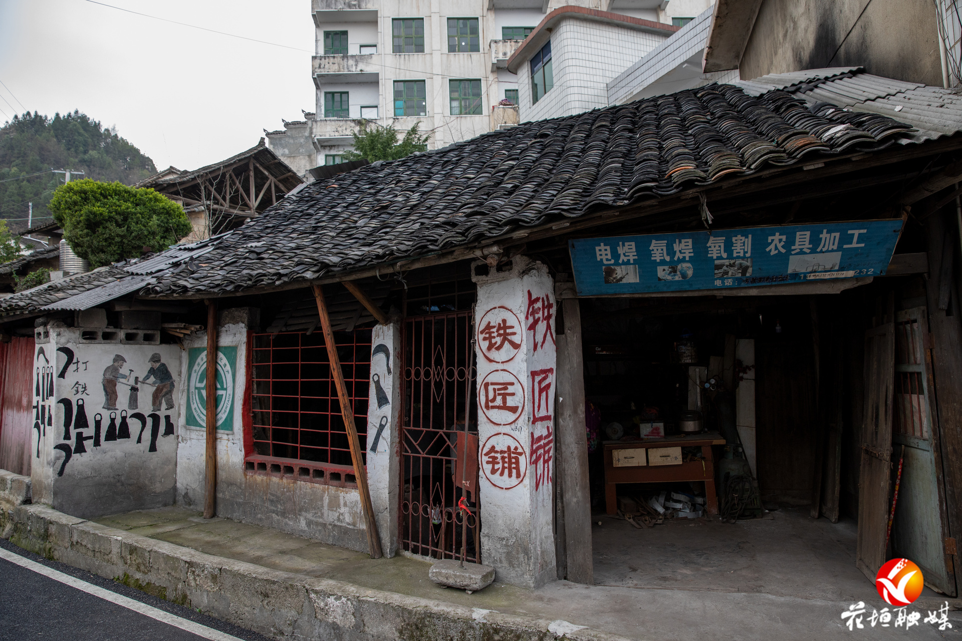 花垣八旬铁匠夫妇：守着一炉火，用铁锤“敲”出60年光阴故事