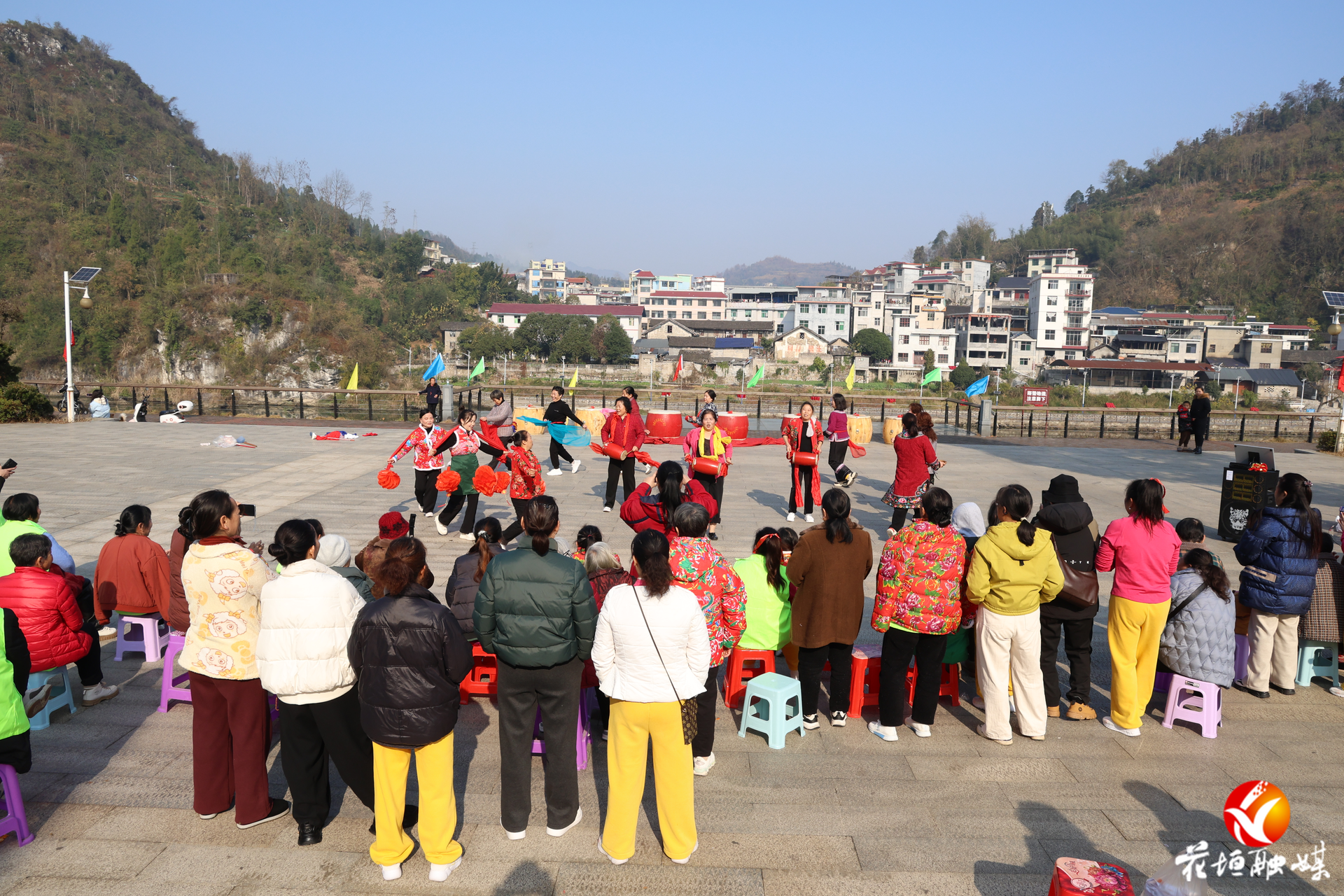 花垣镇老正街社区举办元旦文艺汇演 让老年朋友乐享幸福生活