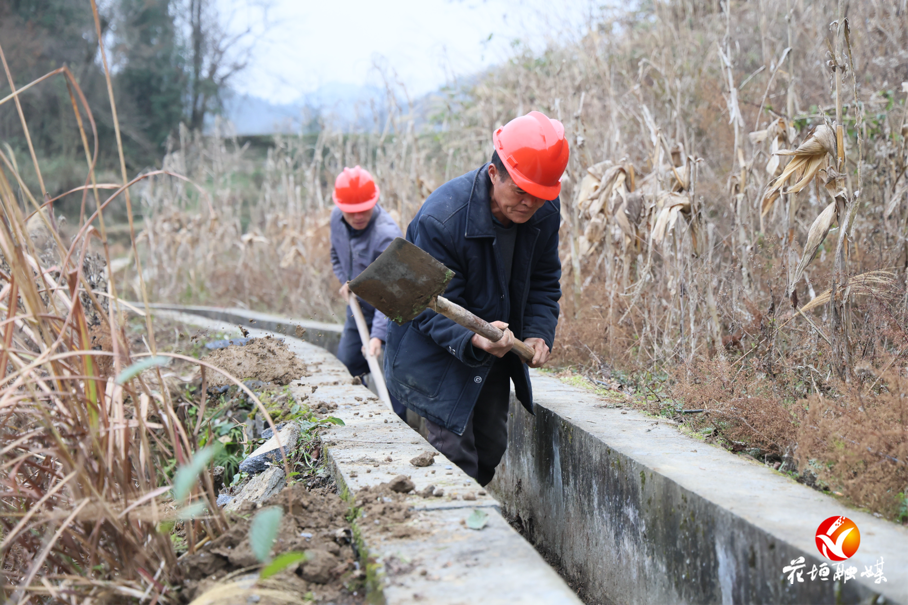 雅酉镇德胜村东卫片区疏通3200米“民生渠”，让上千人喝上“放心水”！