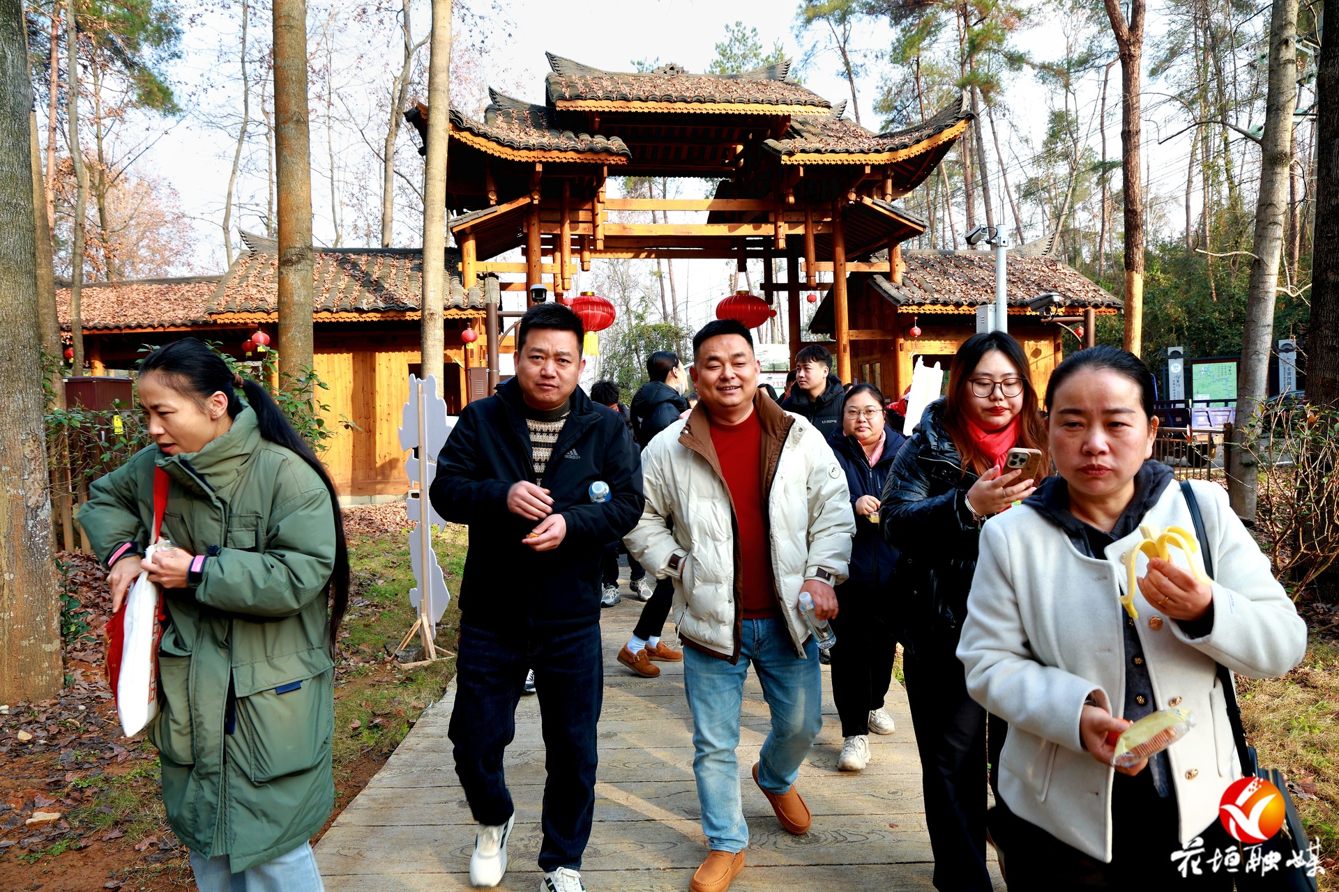 旅行社代表探秘古苗河百瀑大峡谷  “生态徒步”特色线路获好评