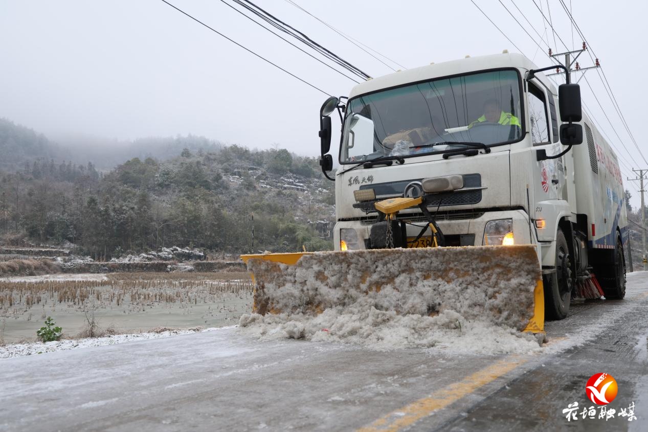 一夜风雪，一场硬仗！花垣迎战冰雪：星夜出动布撒30吨“融雪白”