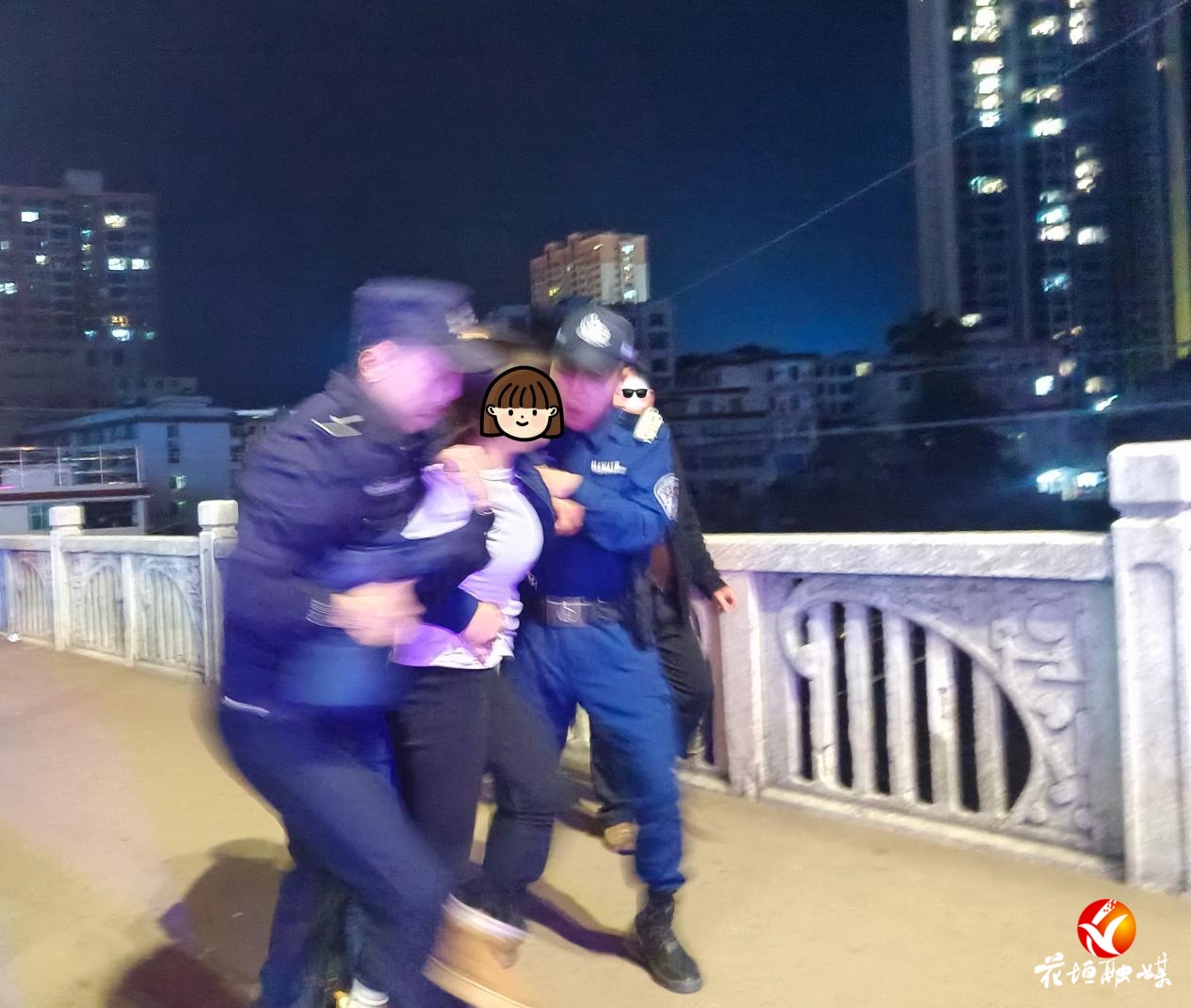 女子深夜欲跳桥轻生 花垣公安及时救援化险为夷