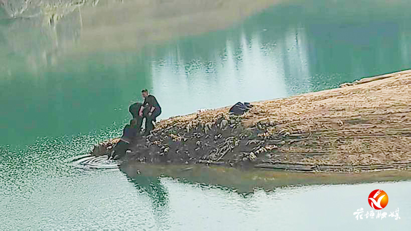 男子因家庭琐事轻生 花垣公安民辅警生死营救