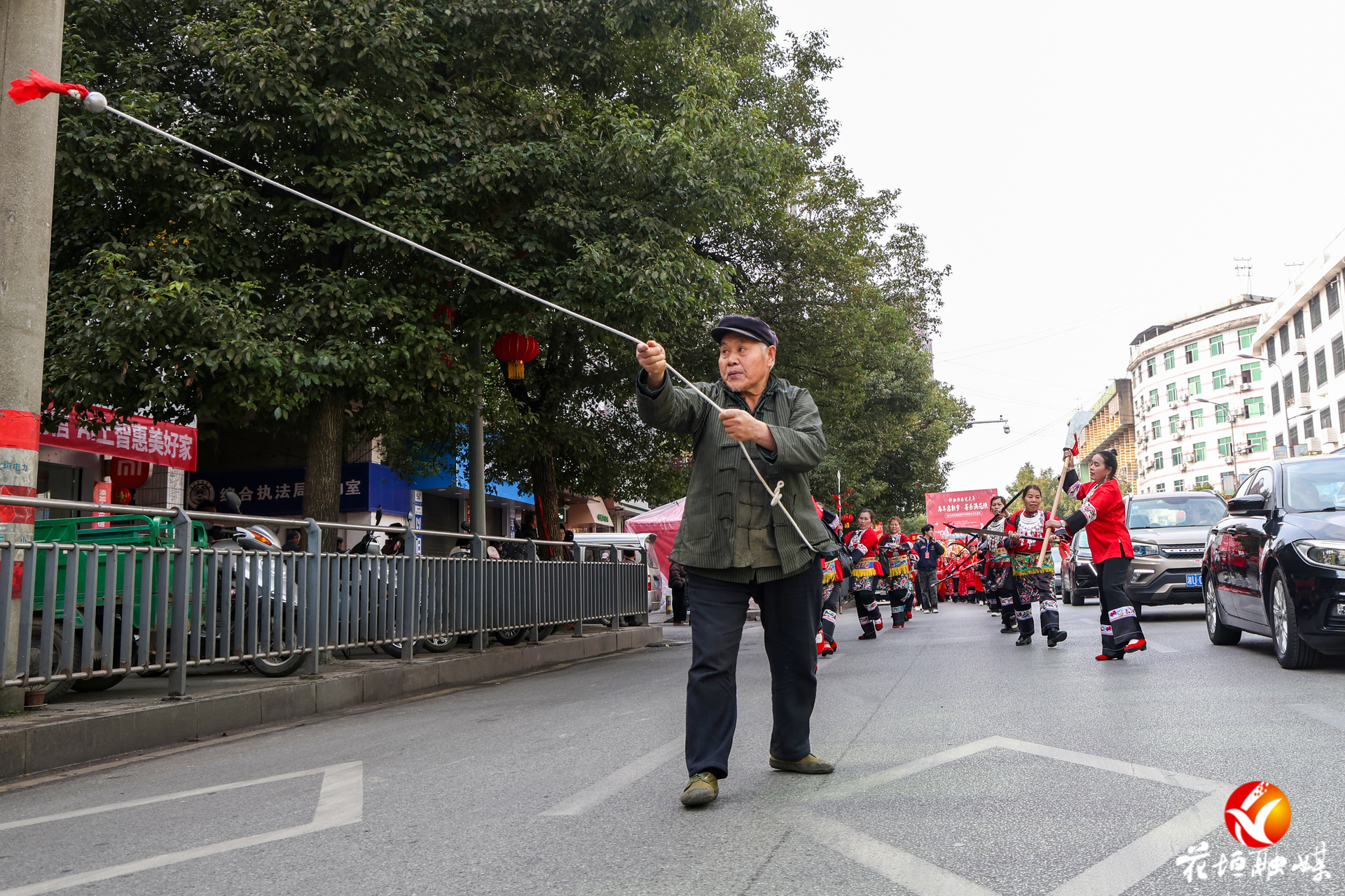 人山人海，锣鼓喧天！花垣：大年初一民俗巡游闹新春