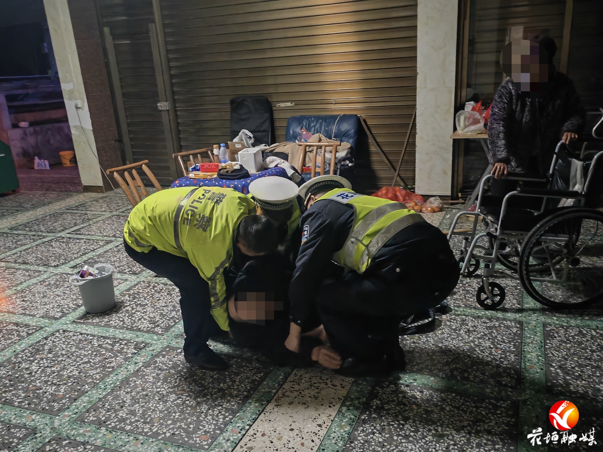 春节在岗暖心事 | 老人不慎摔倒 花垣交警暖心救助