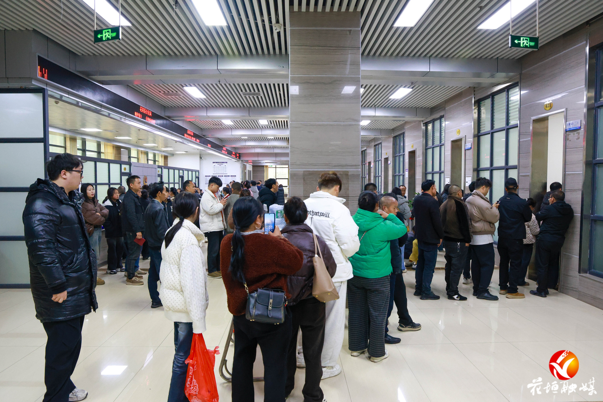 上班第一天，花垣政务服务中心状态“满格”