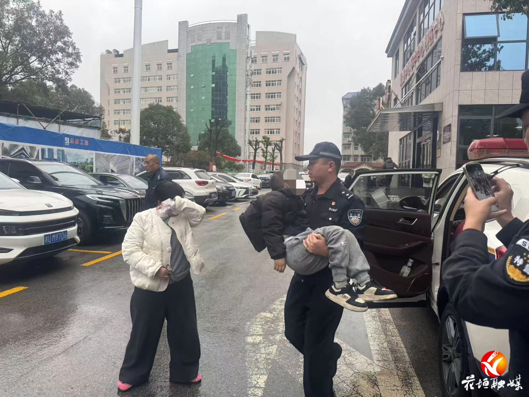 3分钟生命接力！花垣公安巡特警紧急救助晕厥男孩