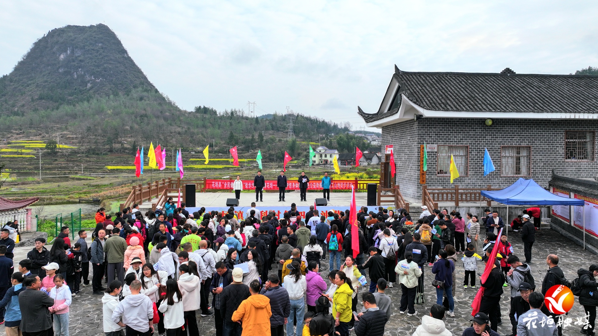 燃动春日！花垣县千人山地徒步穿越苗寨花海，打卡“最美乡村跑道”