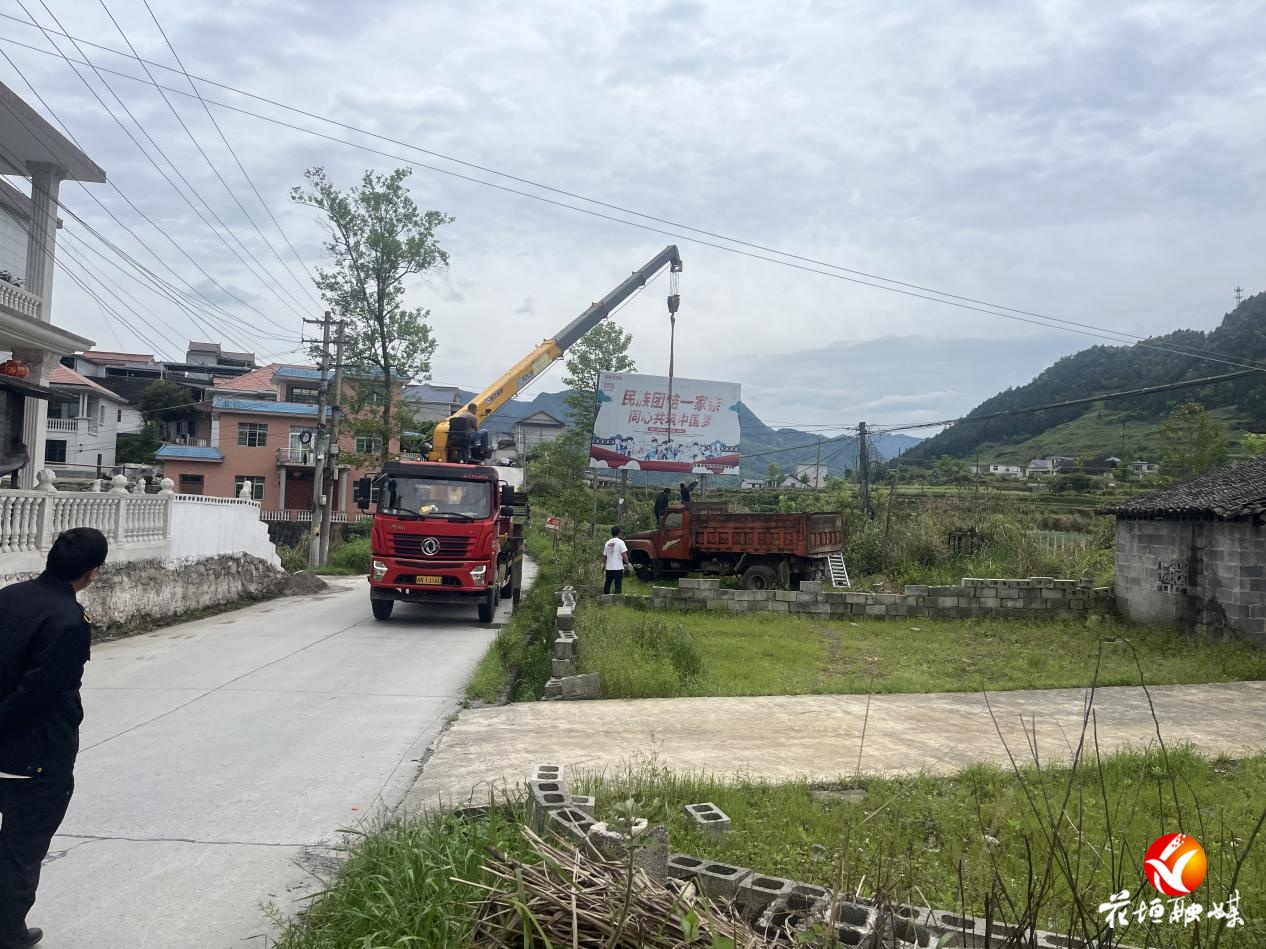 花垣县全力推进普通公路路域环境整治