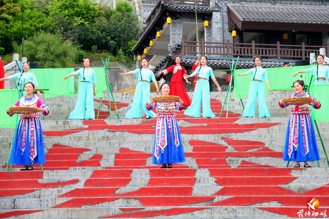五一假期第二天 | 花垣边城茶峒景区游人如织，《边城记忆》新节目受热捧