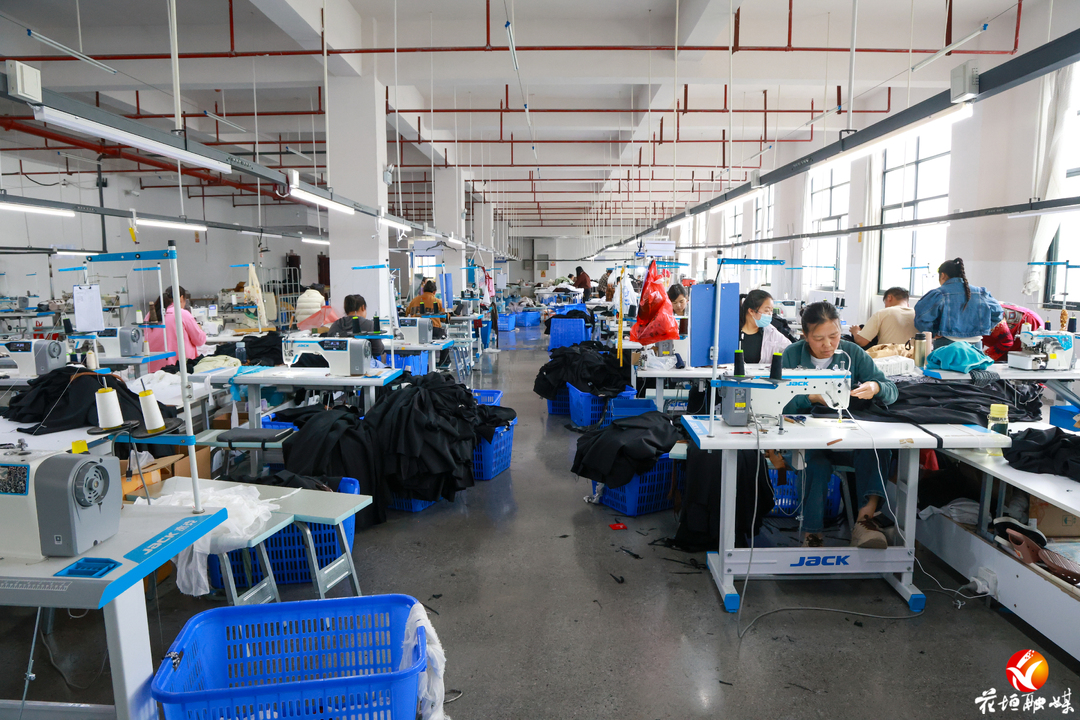 产品销美国加拿大，月订单破百万！花垣这家服装厂“缝”出海外大单