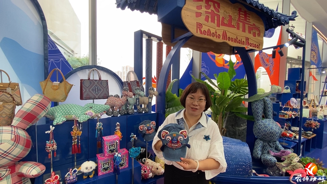 马斯克幼子所戴虎头帽,产自十八洞村！依文·中国手工坊副总裁刘文玲独家揭秘“国潮爆品”背后故事