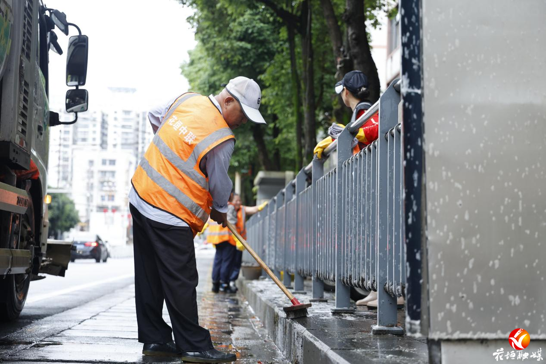 洒水车冲洗、人工清扫、标线“补妆”！花垣城区开启全域清洗保洁