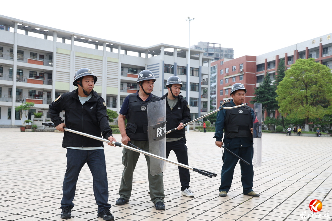 空地协同护校园，花垣公安红蓝对抗实战演练筑牢平安防线