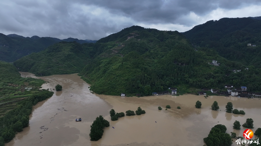 花垣县党员干部奋战暴雨抢险救灾一线