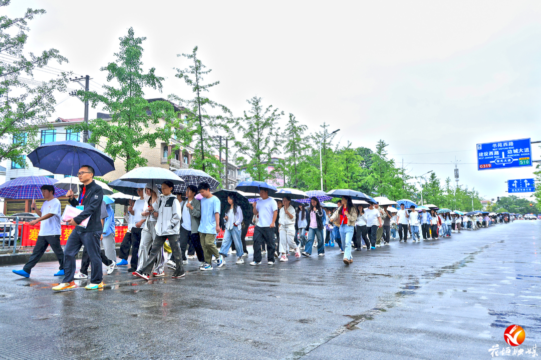 图集︱花垣高考次日 少年披雨前行 从容如常