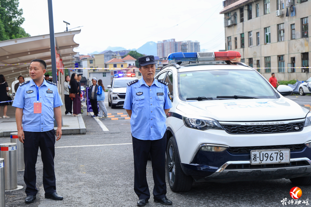 “211”警官遇上“678”警车！花垣考生摸警号、摸车牌沾好运