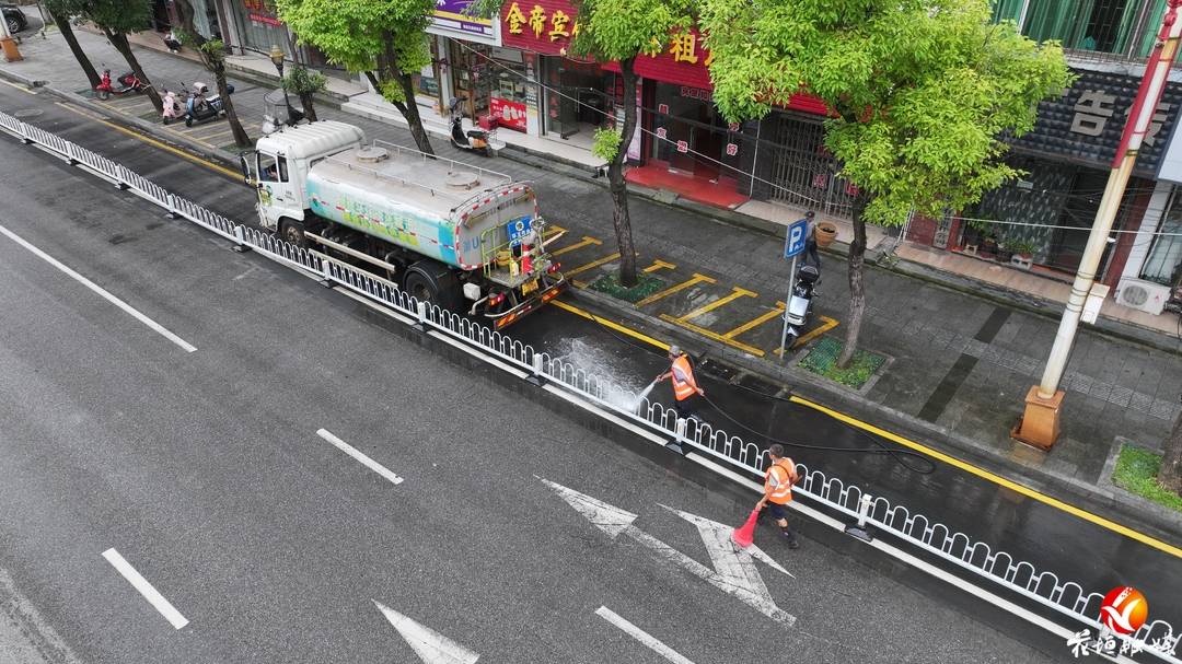 深度清洗进行中！花垣城区道路“颜值”再提升