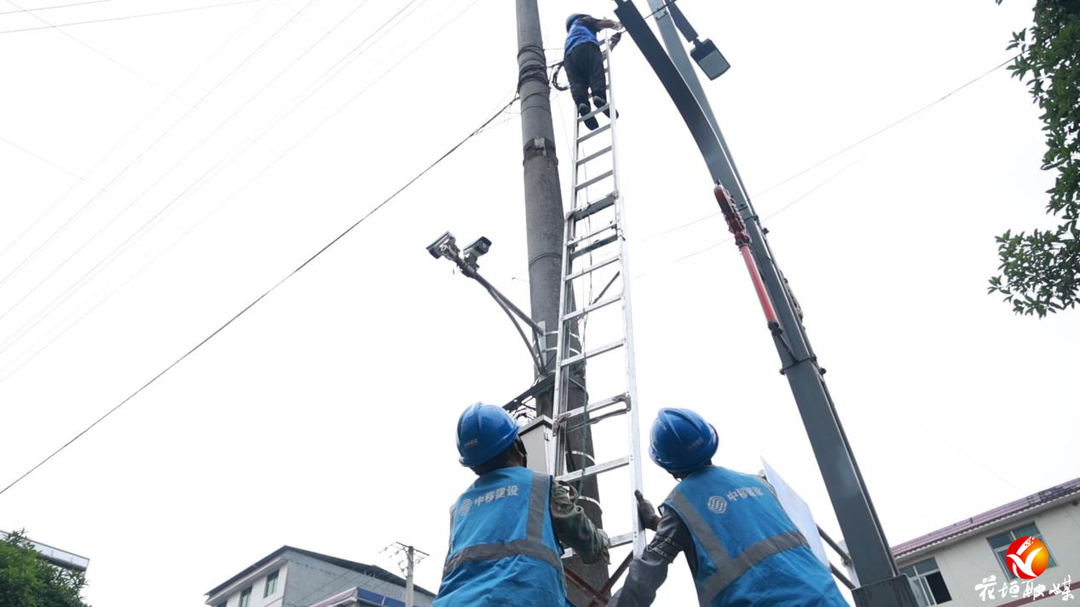 告别“空中蜘蛛网”！花垣城区架空线缆专项整治，城市颜值再升级
