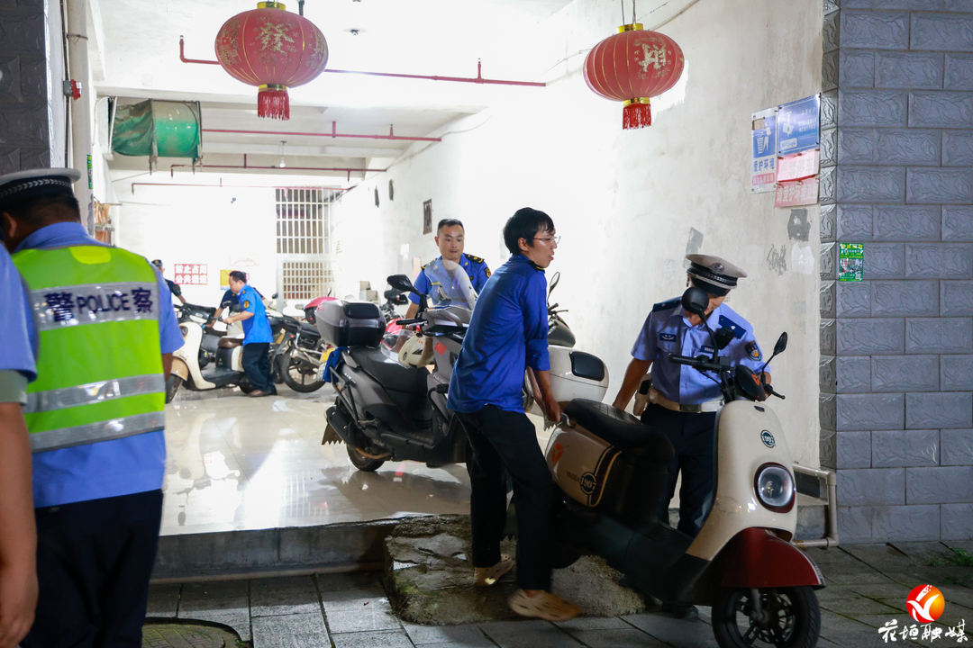 清理楼道违停车辆、打通消防通道！花垣县多部门联合清查小区电动车隐患