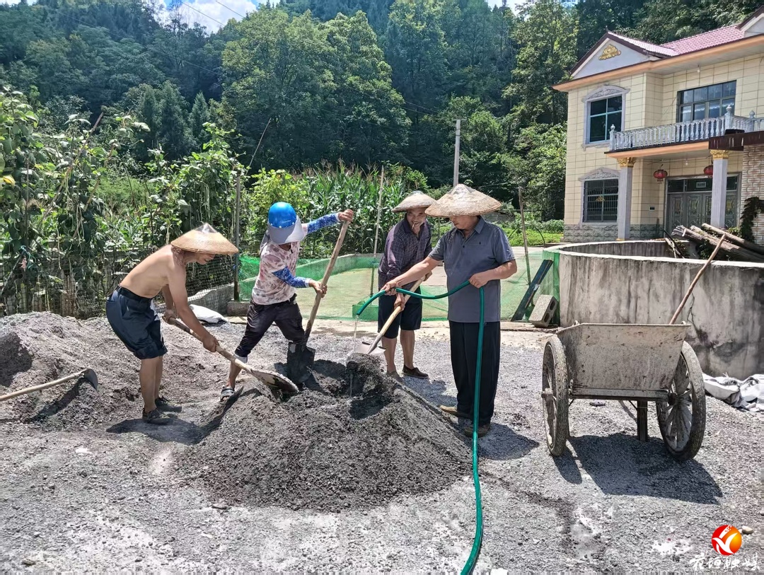 能挣钱、能顾家、能让老婆孩子乐开花——花垣以工代赈助力枫香村留守村民家门口就业侧记