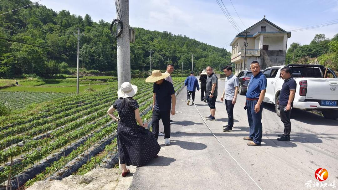 安护栏、修水渠——花垣县公路建设养护中心让董马库社区村民安心又舒心