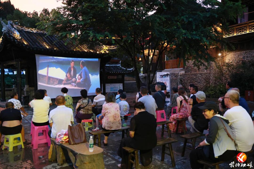 来边城茶峒看免费经典影片 湘西公益电影专场“点亮”清水江夏夜