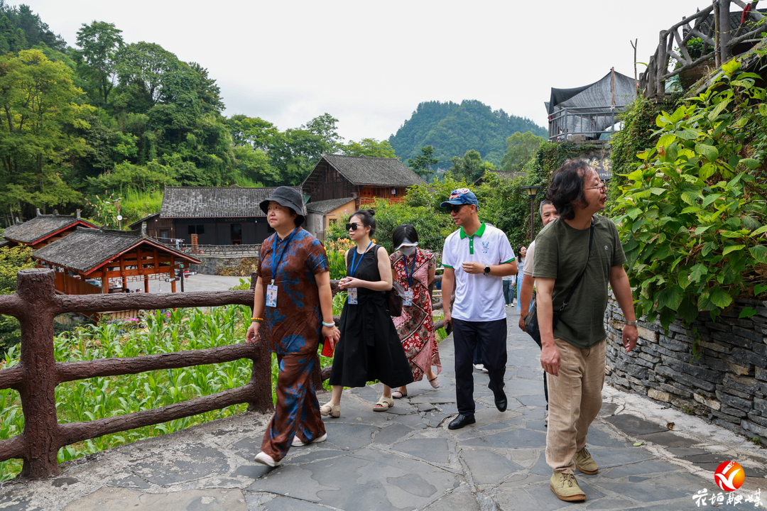 诗遇边城 情系苗乡︱青年诗人走进花垣沉浸式探寻乡土文学诗意