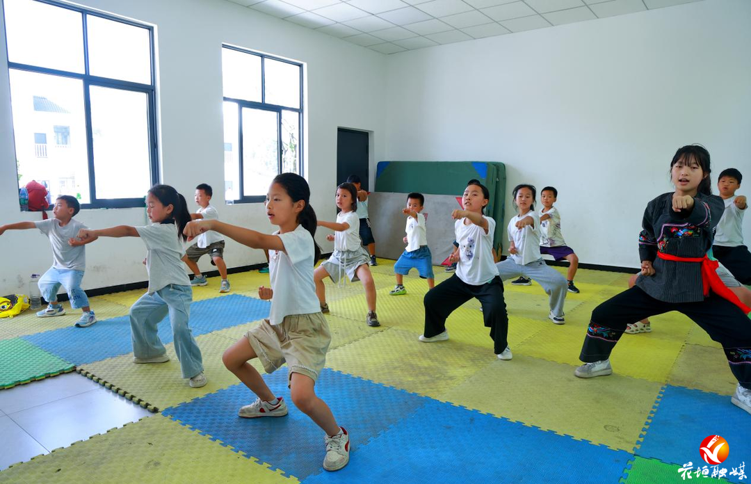 一招一式有模有样！麻栗场社区金牛片区20余名小学生“接棒”苗族蚩尤拳