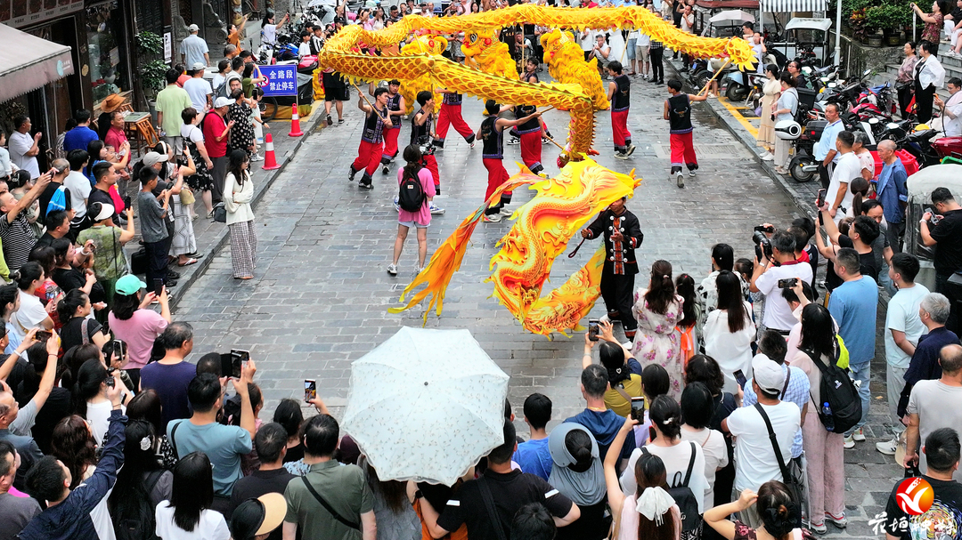 神秘湘西赶金秋︱花垣县2026年度苗族赶秋活动首日游人如织
