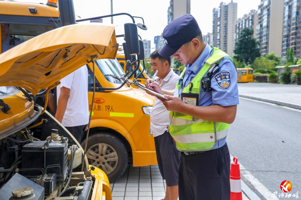花垣开启“护学模式”！35台校车完成安全体检
