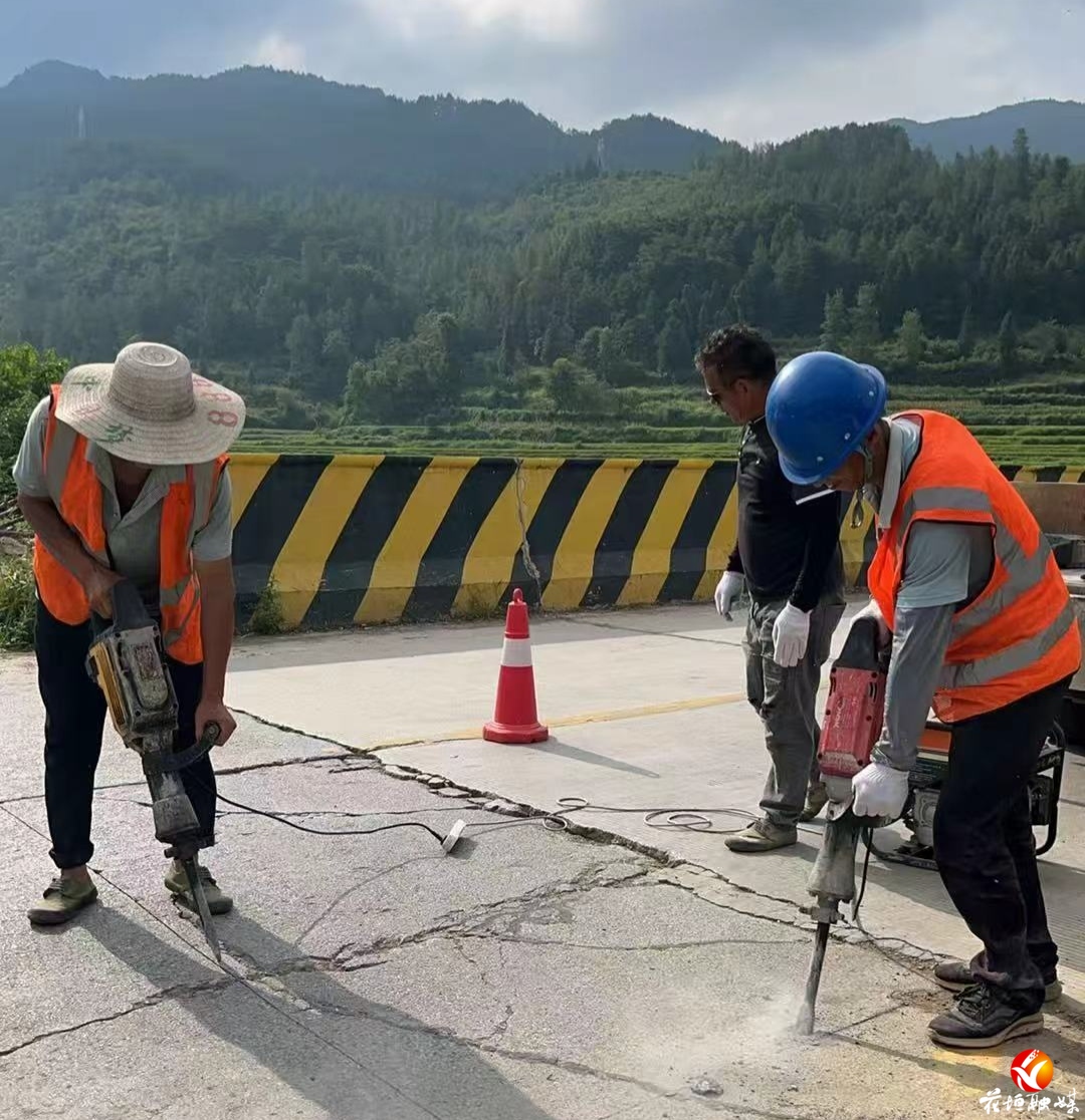 花垣县公路建设养护中心集中开展路面病害处置