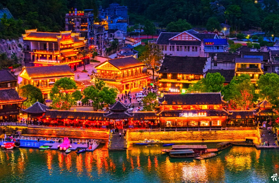 乘拉拉渡嗦米粉品米豆腐！加拿大旅游博主沉浸式打卡边城茶峒