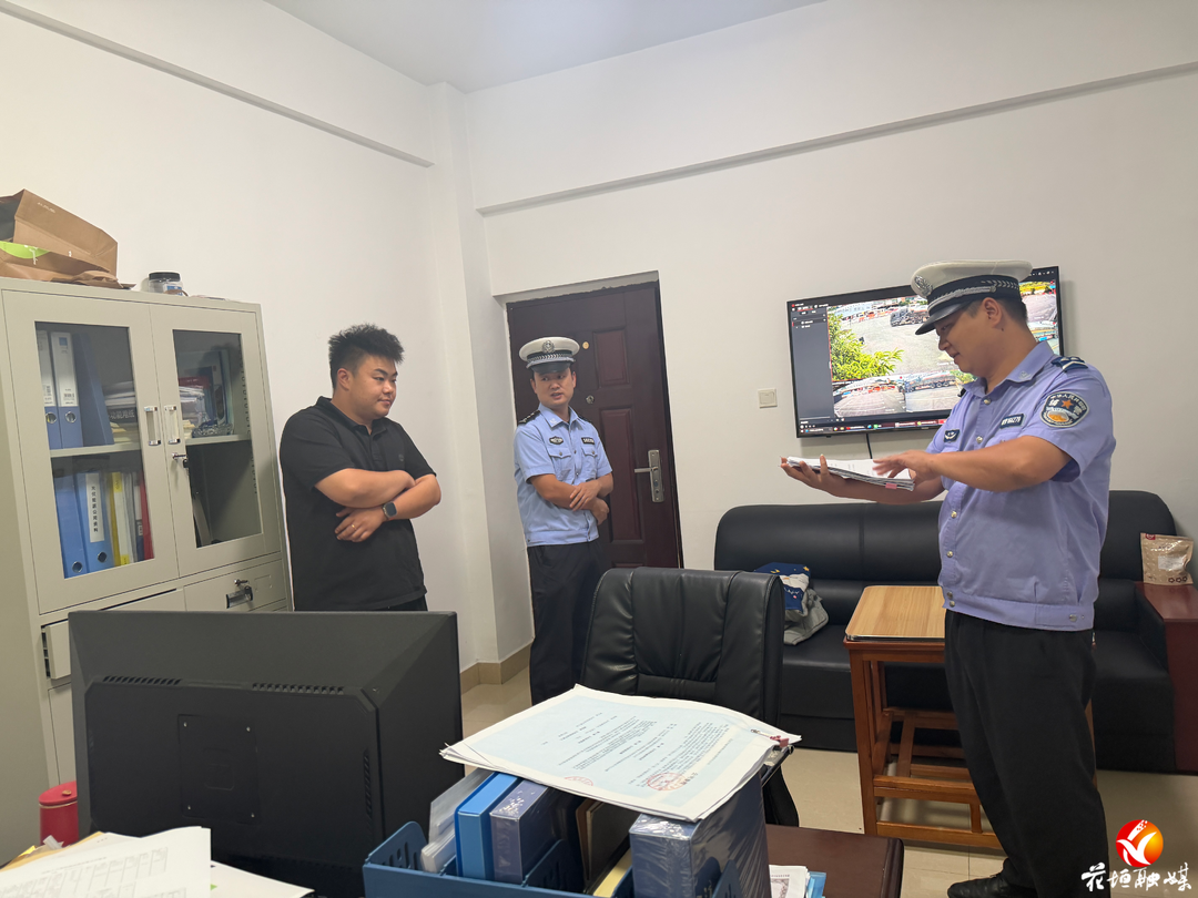 拧紧源头安全阀 花垣交警排查货运企业安全风险