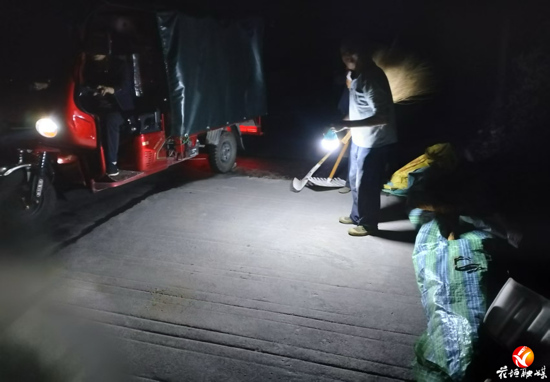 与暴雨赛跑！花垣县石栏镇磨子村党员干部深夜护航秋收