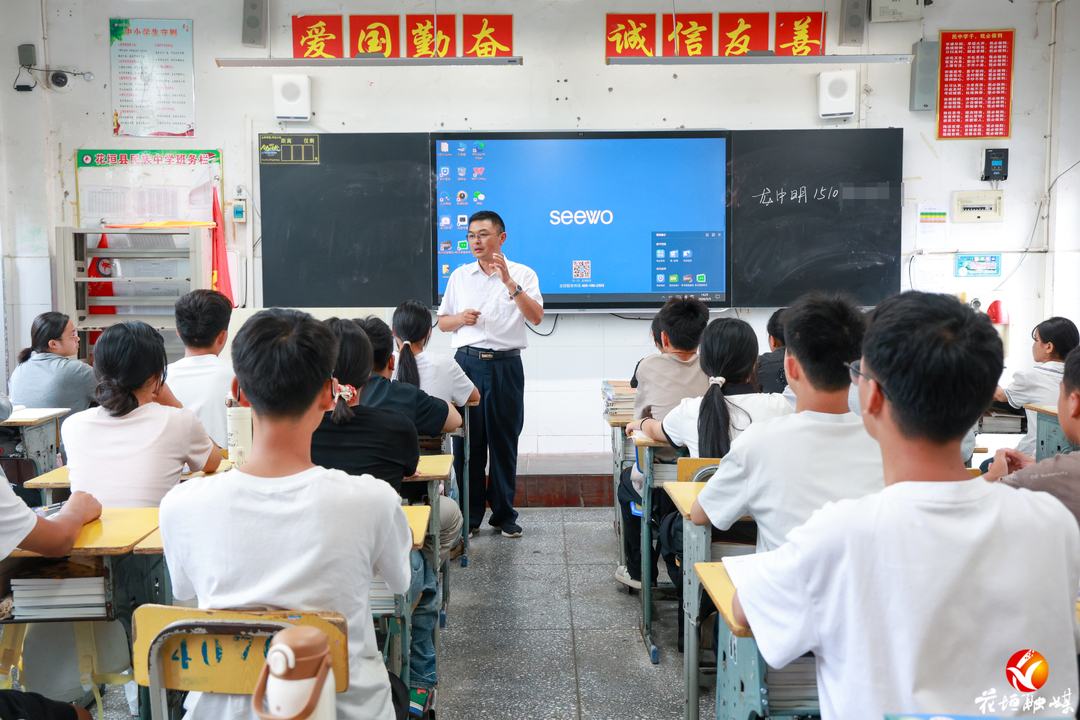师者微光︱龙中明：二十三年“逆向奔赴” 扎根苗乡讲台育桃李