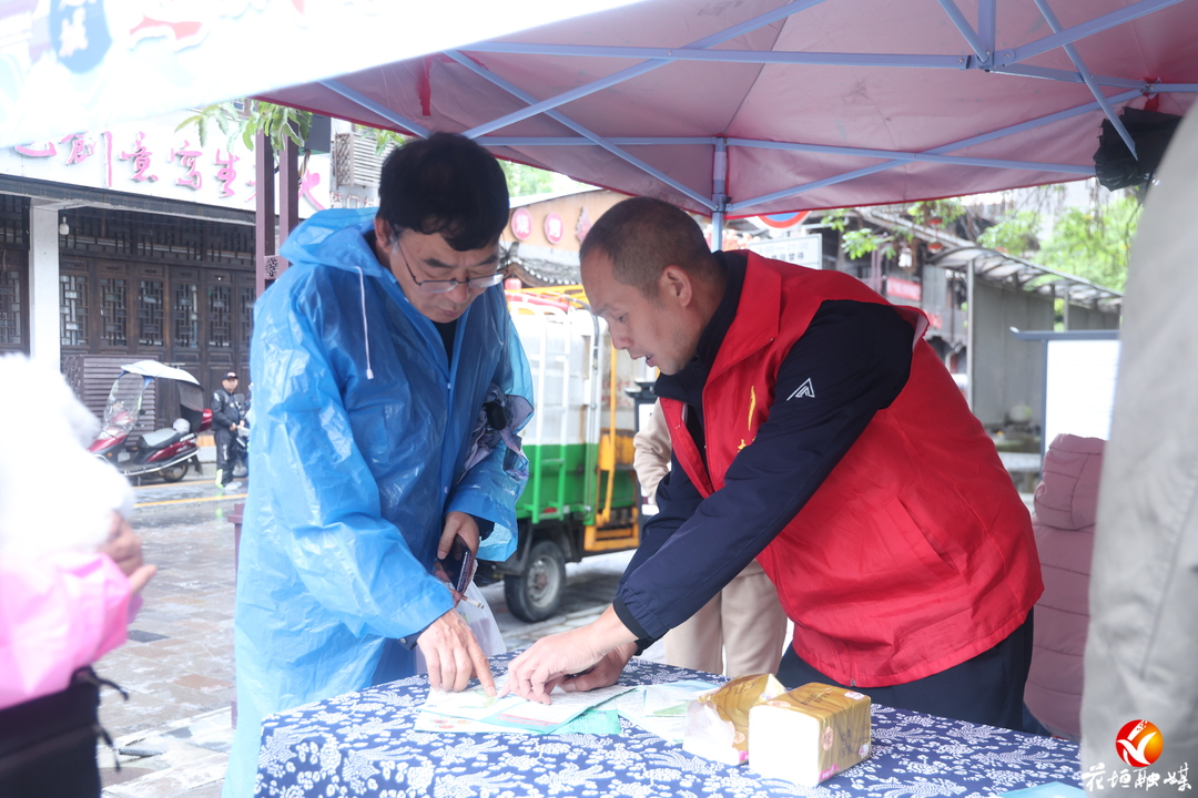 300余名志愿者守护边城茶峒 国庆假期服务游客安心畅游