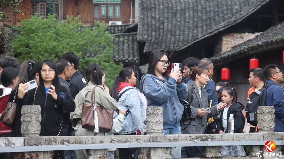 300余名志愿者守护边城茶峒 国庆假期服务游客安心畅游