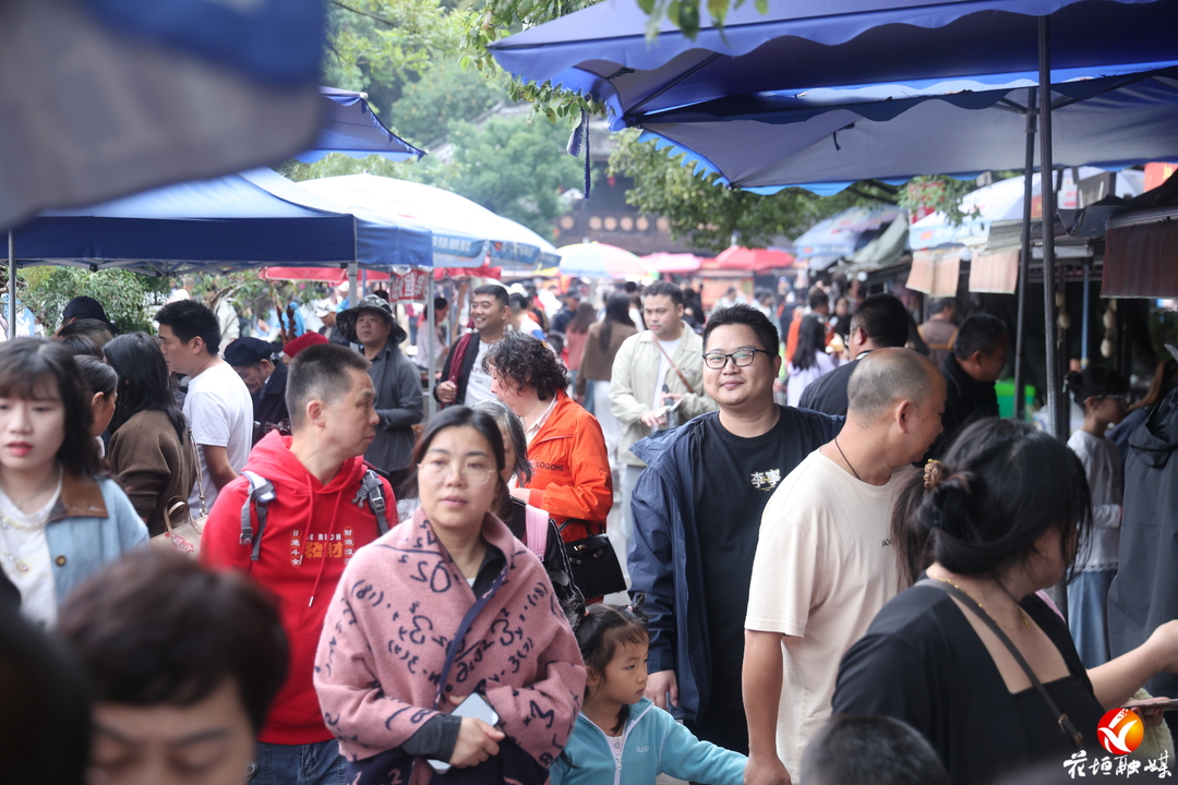 300余名志愿者守护边城茶峒 国庆假期服务游客安心畅游